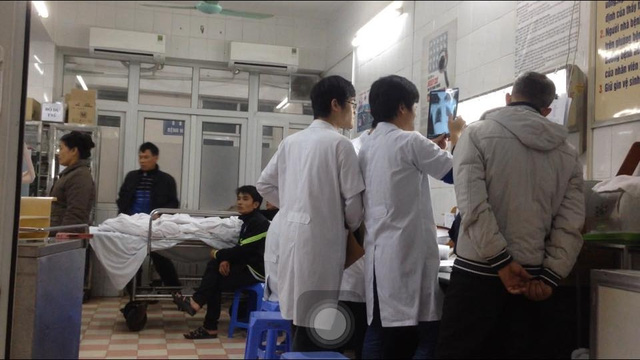 Hiện có một bệnh nhân tên Trần Đình Sơn, 36 tuổi quê Nam Đàn Nghệ An đang được cấp cứu tại bệnh viện Việt Đức trong tình trạng đa vết thương, theo các bác sỹ đây chính là tài xế xe khách của vụ tai nạn trên.