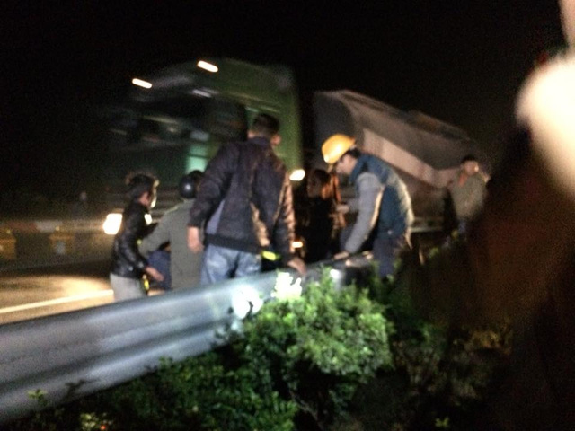 Trong quá trình cứu hộ, 1 công nhân cứu hộ đã bị ngã từ trên xe khách xuống phải đưa đi cấp cứu.