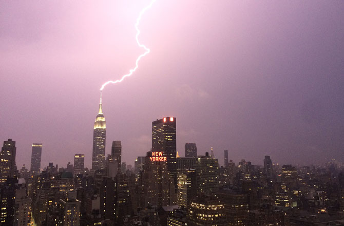 Hình ảnh tia sét đánh trúng nóc của tòa nhà Empire State tại thành phố New York vào ngày 15 tháng 7.