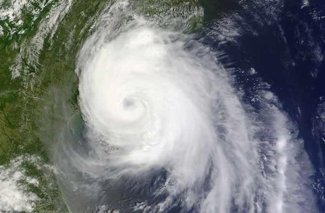 Hình ảnh do vệ tinh của NASA ghi lại vào thời điểm cơn bão Arthur đổ bộ vào bờ biển North Carolina trong ngày 4 tháng 7.