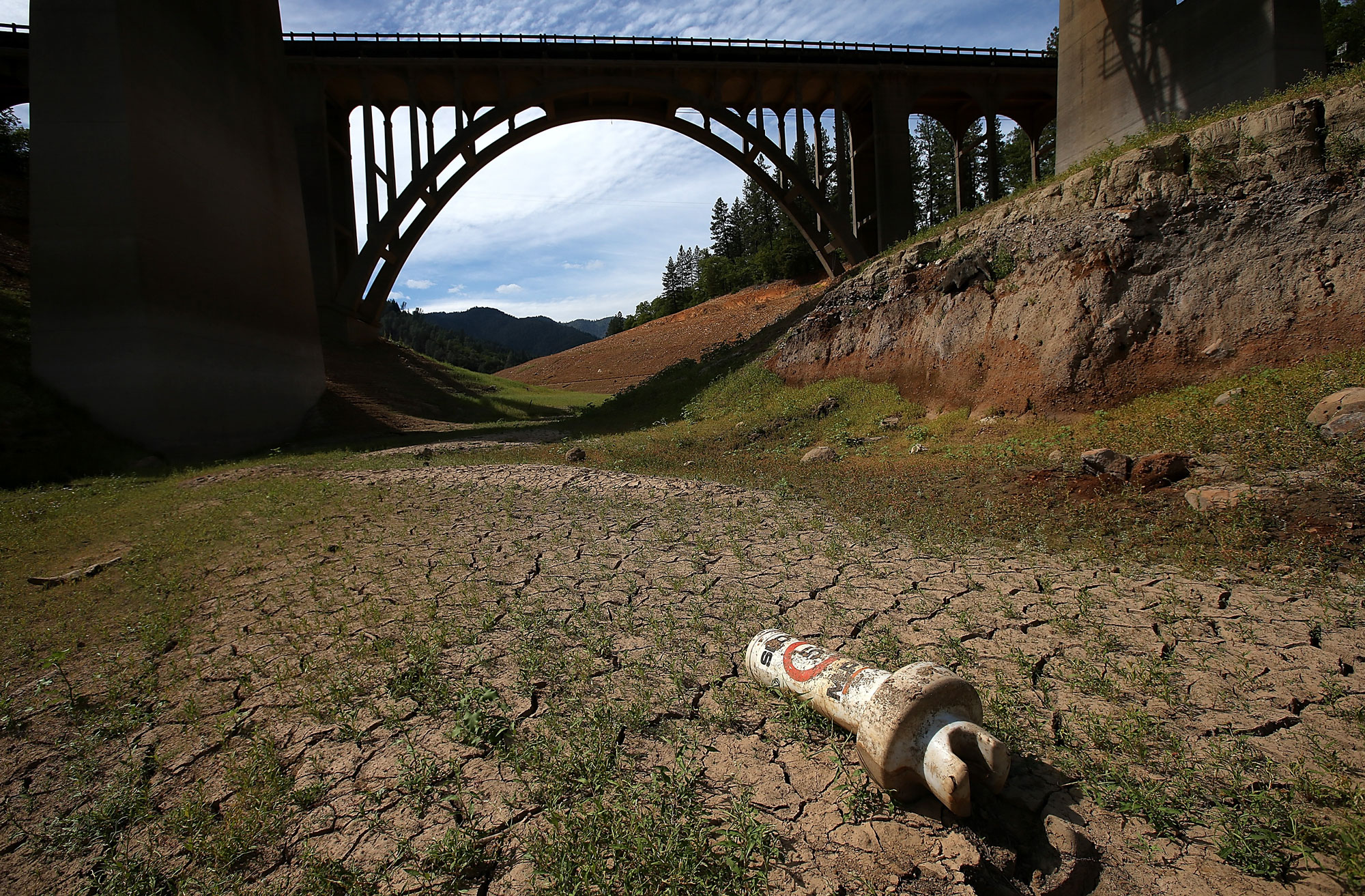 Cơn hạn hán khủng khiếp nhất trong lịch sử tại California. Mặt đất khô nứt nẻ của hồ Shasta vào ngày 30 tháng 8.