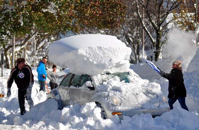 Tuyết rơi dày 2m phủ kín thành phố Buffalo, New York.