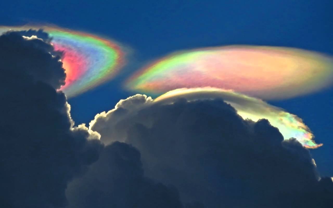 Hiện tượng trên bầu khí quyển này được biết đến với tên gọi Cầu vồng lửa, xuất hiện khi mặt trời cao hơn bầu trời (cao hơn 58 độ so với đường chân trời), ánh sáng mặt trời đi xuyên qua các đám mây ti ở cao độ được thành từ các tinh thể hình lục giác.