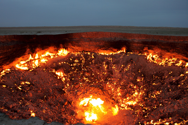 Cổng địa ngục, Turkmenistan, giống như một lỗ thông hơi, nơi khí đốt tự nhiên thoát lên mặt đất thông qua các vết nứt. Ngọn lửa khổng lồ này đã cháy âm ỉ suốt từ khi hình thành vào năm 1971 và chưa có dấu hiệu bị dập tắt. Một ngọn lửa tương tự ở Iraq đã cháy hơn 4.000 năm và thậm chí còn được đề cập trong kinh Cựu Ước.