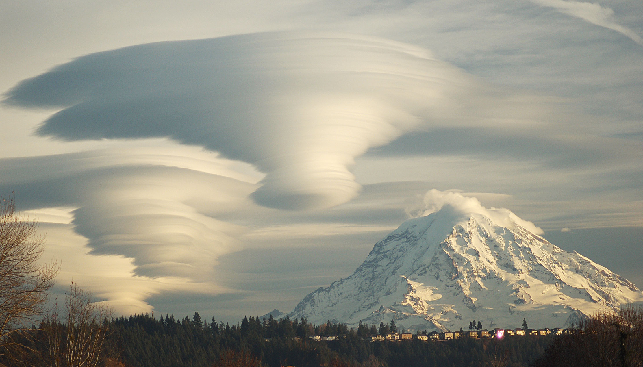 Mây Lenticular trên núi cao Hiện tượng bất thường này xảy ra khi không khí ẩm tràn qua một ngọn núi và bị giữ lại tạo thành một đám mây lớn nhiều lớp. Do hình dạng kỳ lạ, những đám mây này thường bị nhầm với UFO.