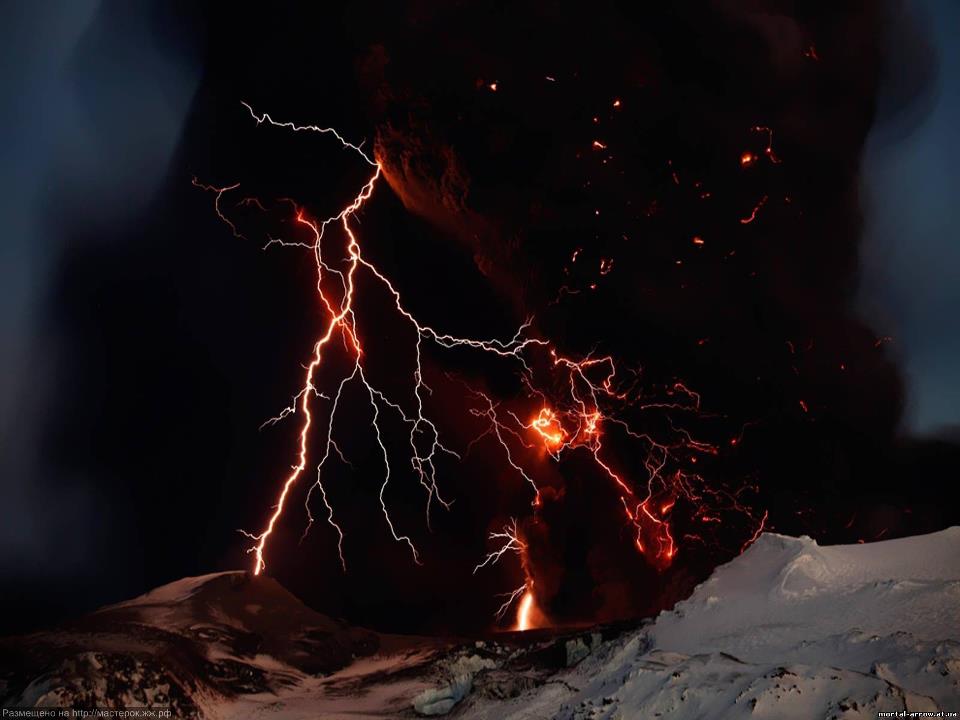 Đám cháy do núi lửa tạo nên sản xuất ra một lượng lớn điện tích và tĩnh điện, từ đó hình thành sét núi lửa. Trong một số trường hợp hiếm, điều này có thể gây ra một cơn bão sét dữ dội.