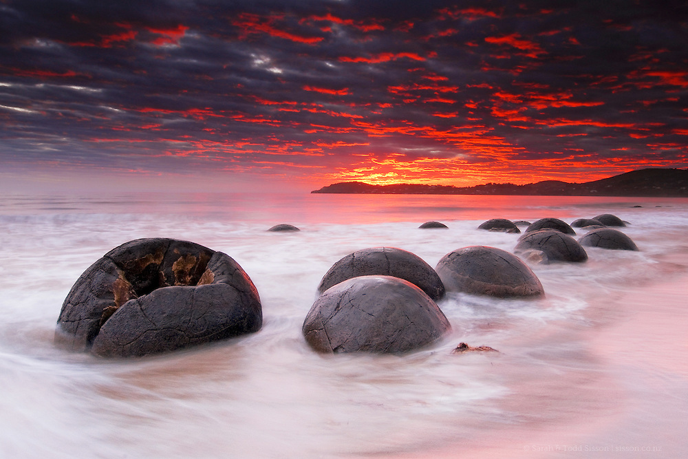 Các quả cầu đá Boulders, New Zealand, là các tảng đá hình cầu tự nhiên khổng lồ đã được hình thành tại bãi biển Koekohe trong thời gian dài. Những quả cầu ban đầu được hình thành dưới đáy biển trong một quá trình lắng tụ trầm tích (như cát) cứng thành đá. Trải qua, hơn 60 triệu năm, xói mòn bờ biển đã làm lộ dần những ký tích của tự nhiên.
