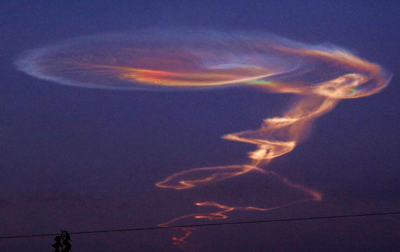 Đầu tháng 11, người dân tại một ngôi làng ở Tân Cương, Trung Quốc, chia sẻ trên mạng xã hội Weibo hình ảnh đám mây phát sáng ngũ sắc, trông giống như một nàng tiên nữ đang múa. Ảnh Weibo
