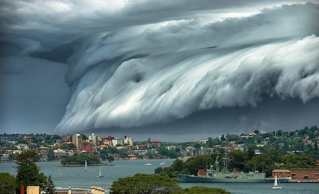 Một cơn bão lớn đi qua bãi biển phía đông Sydney trước khi trút mưa xuống thành phố chiều 6/11. Ảnh History.com.au