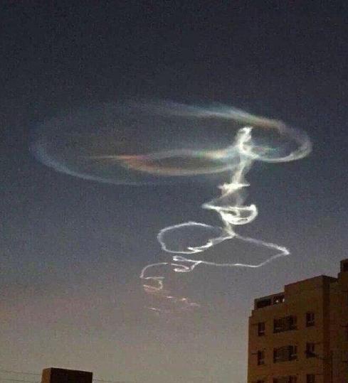 Theo các chuyên gia, đám mây có thể là kết quả của hiện tượng mây dạ quang (NLC) hoặc đến từ một vụ phóng tên lửa ở Cam Túc, IB Times hôm qua đưa tin. Ảnh Weibo