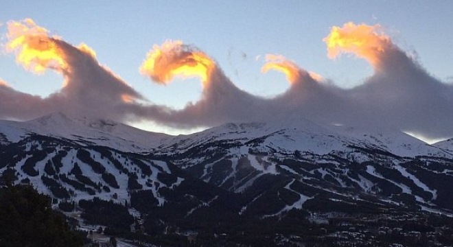 Một du khách đi nghỉ tại resort Breckenridge đã quay được đoạn video đám mây lạ như biển cuộn sóng trên bầu trời bang Colorado (Mỹ). Ảnh Twitter
