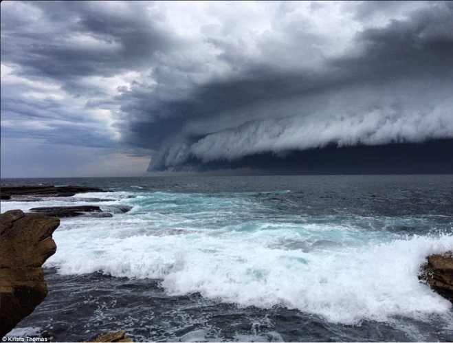 Những cuộn mây đen kịt di chuyển từ Vaucluse tới La Perouse ở phía đông Sydney. Ảnh Twitter