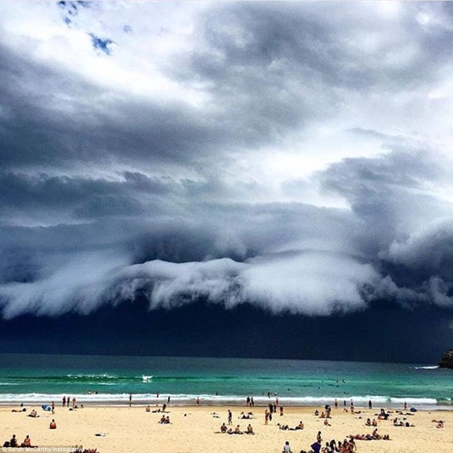 Người dân và du khách nằm tắm nắng, bơi lội trên bãi biển như thể sắp bị bão cuốn đi. Ảnh Instagram