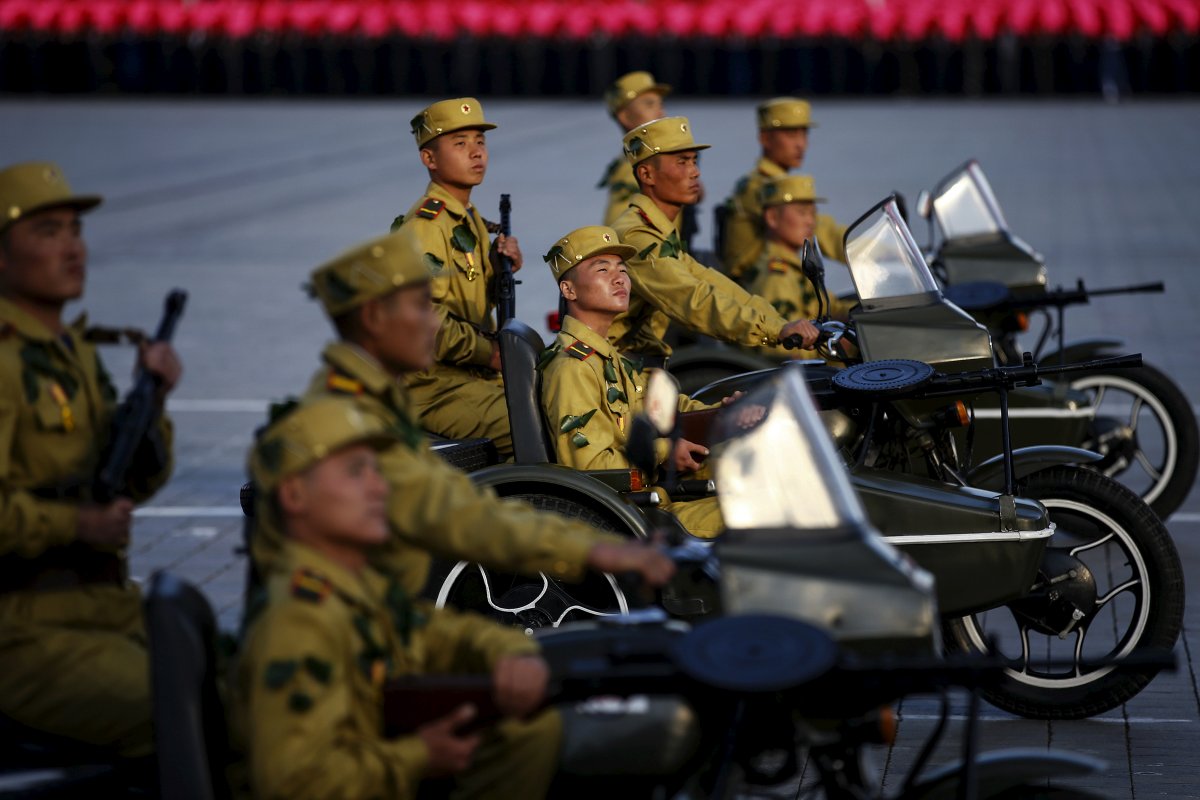 Binh sĩ Triều Tiên trong một cuộc diễu binh.
