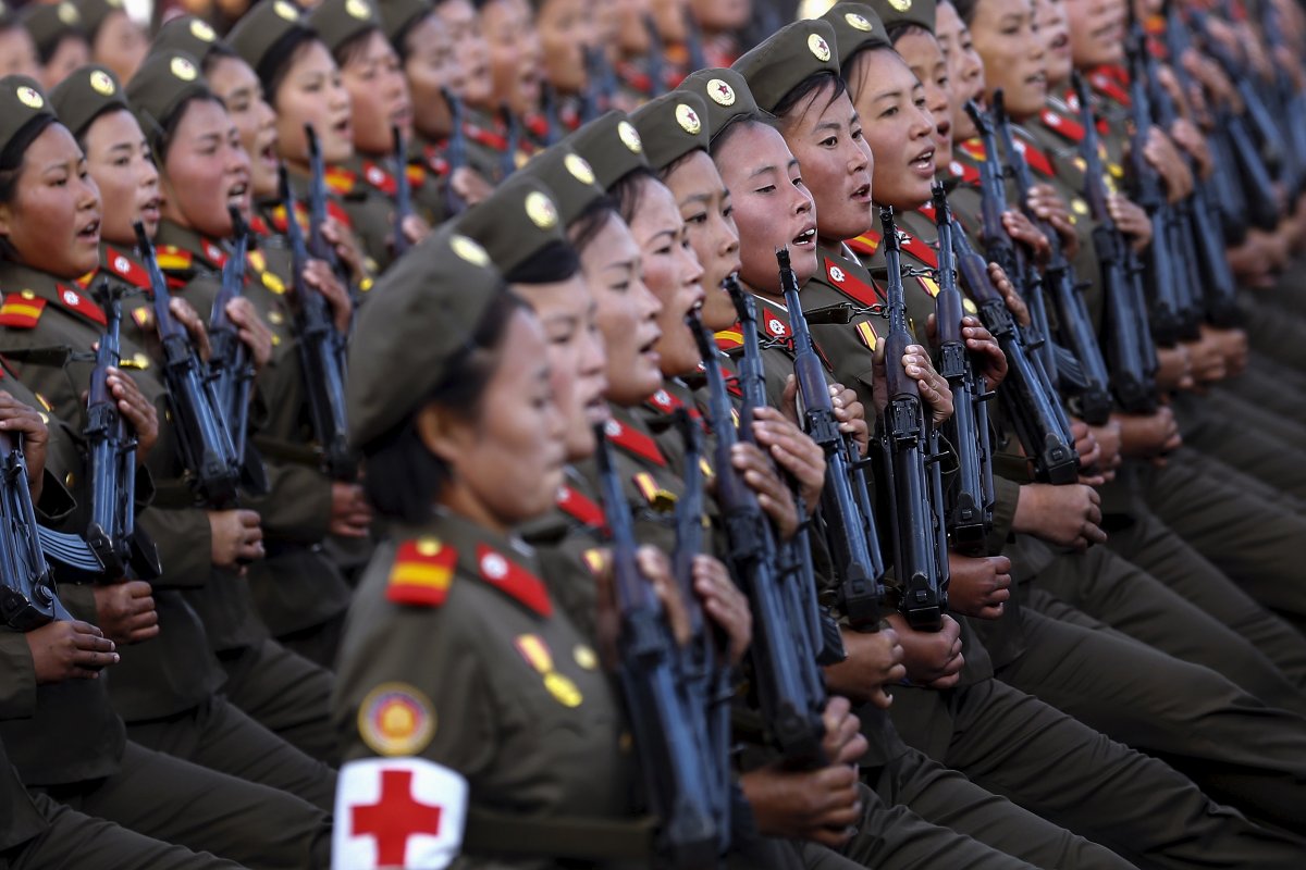 Năm 2015, Triều Tiên ra quy định mới bắt buộc tất cả nữ giới đều phải thực hiện nghĩa vụ quân sự. Trước đó, đây chỉ là hoạt động trên cơ sở tình nguyện.