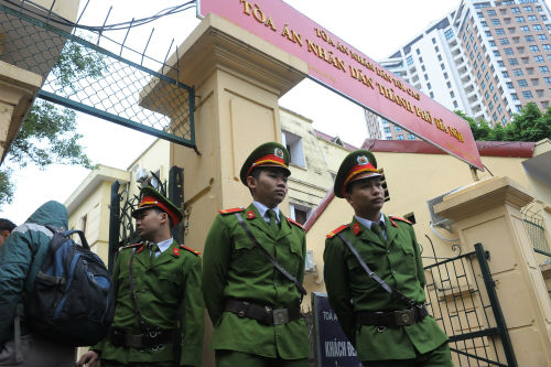 Sáng sớm, rất đông người quan tâm đến vụ xét xử Nguyễn Mạnh Tường và Đào Quang Khánh đã đến khu vực Tòa án Nhân dân TP. Hà Nội để chờ phiên tòa diễn ra