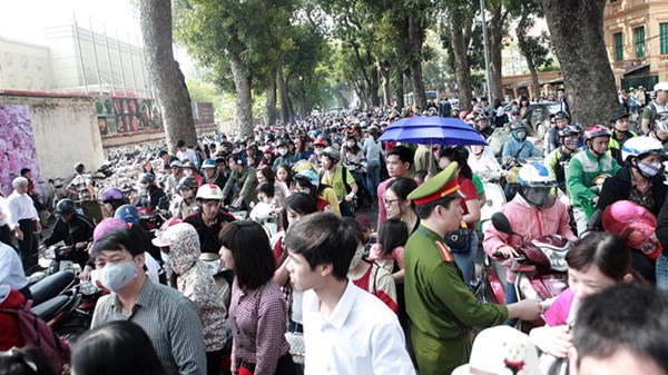 Tuy nhiên, hàng vạn người dân đổ về đã làm trục đường Hoàng Diệu - Điện Biên Phủ rơi vào tắc nghẽn. Ảnh Tiền Phong