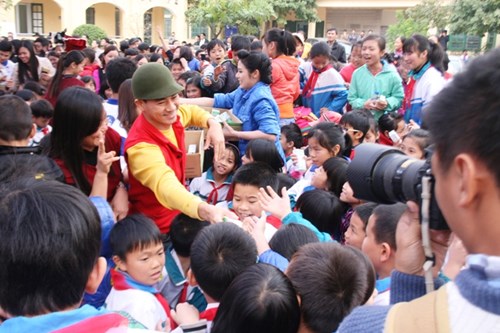 Hoa hậu Ngọc Hân và Nghệ sỹ Xuân Bắc trao sữa cho trẻ em là nạn nhân chất độc da cam tỉnh Thái Bình