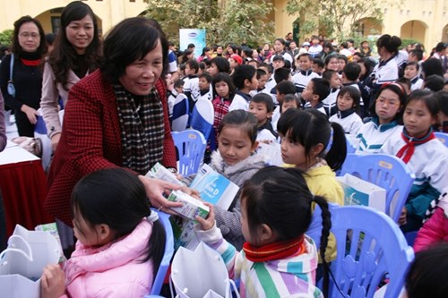 Bộ trưởng Bộ LĐTB&XH Phạm Thị Hải Chuyền trao tặng sữa đến tận tay trẻ em tại tỉnh Thái Bình.