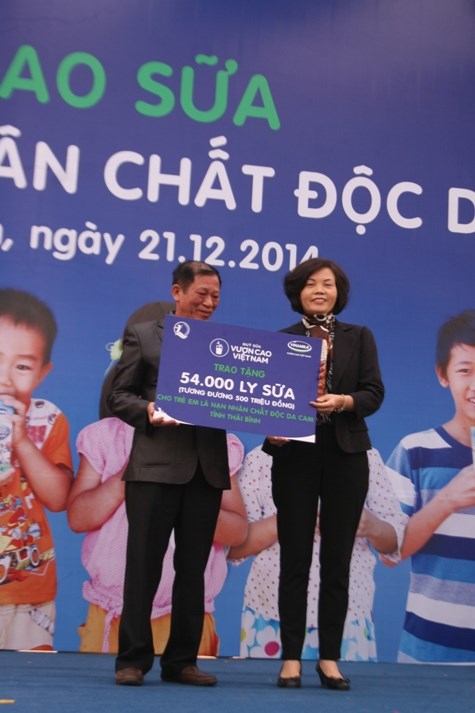 Bà Bùi Thị Hường - Đại diện Vinamilk trao tặng 54.000 ly sữa cho trẻ em là nạn nhân chất độc da cam tỉnh Thái Bình.