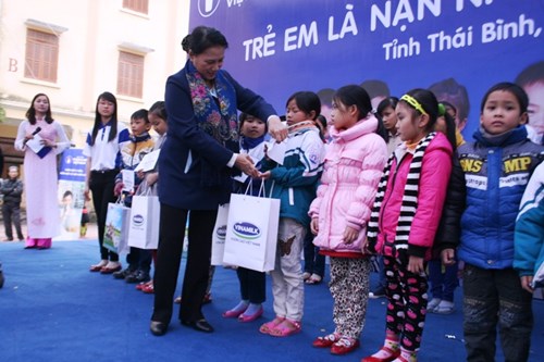 Phó Chủ tịch Quốc hội Nguyễn Thị Kim Ngân trao dữa và quà đến các em học sinh tỉnh Thái Bình.