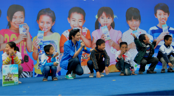 Hoa hậu Hương Giang chơi các trò chơi với trẻ em hoàn cảnh khoa khăn tỉnh Thái Bình