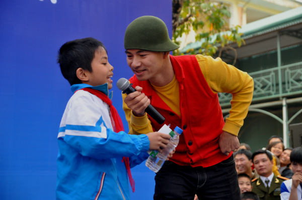 Nghệ sỹ hài Xuân Bắc giao lưu với trẻ em hoàn cảnh khó khăn tỉnh Thái Bình