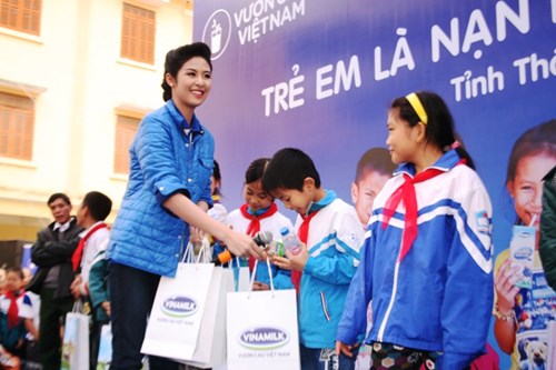 Hoa hậu Ngọc Hân trao sữa cho trẻ em