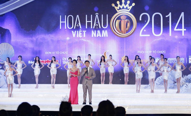 Đêm qua, tại sân khấu lộng lẫy của Vinpearl Phú Quốc, Kỳ Duyên cùng 17 thí sinh khác đã tham dự Chung kết Hoa hậu Việt Nam 2014