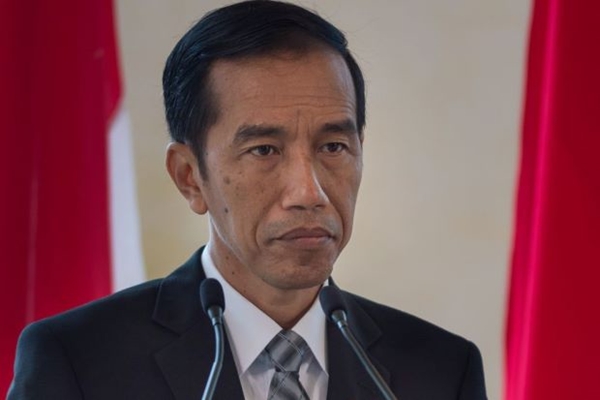 Tổng thống Indonesia Joko Widodo, đang thăm thị trấn Cirebon, Tây Java, ra lệnh cho lực lượng an ninh truy tìm những kẻ đứng sau vụ tấn công ở Jakarta và mạng lưới của chúng. Ảnh: AFP
