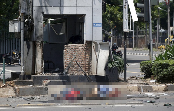 Người thiệt mạng hoặc bị thương tại hiện trường vụ nổ ở Jakarta. Ảnh: Reuters