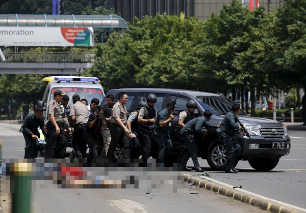 Người chết hoặc bị thương tại hiện trường, cạnh nơi các cảnh sát vào vị trí. Ảnh: Reuters