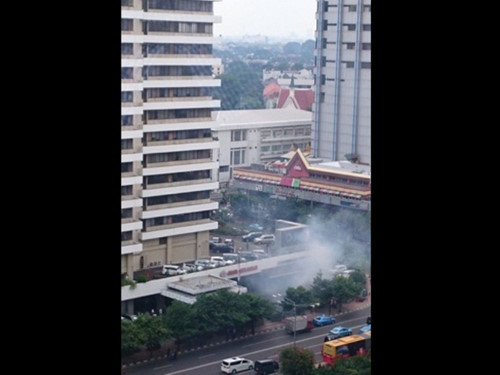Khói bốc lên từ một vụ nổ ở thủ đô Jakarta, Indonesia sáng ngày 14/1/2016. Ảnh từ Twitter