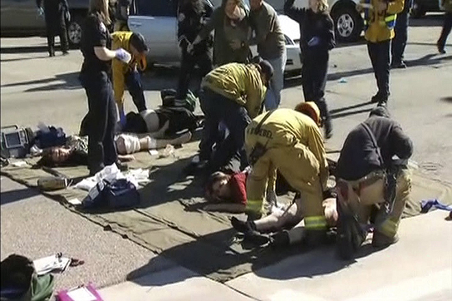Đội cứu hộ chữa trị cho những người bị thương bên ngoài trung tâm.