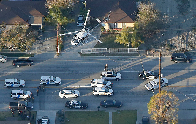 Các nhân chứng cho biết những tay súng đã tẩu thoát khỏi hiện trường trên chiếc xe SUV đen. Một chiến dịch truy tìm đã nhanh chóng được triển khai. Hơn 100 cảnh sát có vũ trang đang truy quét khắp khu vực phía bắc đại lộ San Bernardino và phía đông phố Richardson. 