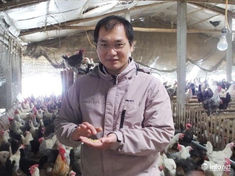 Anh Nguyễn Văn Nguyên bên trang trại gà 20.000 con của mình.