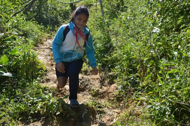 Vượt khuyết tật bé gái K'ho 8 năm đến trường bằng đôi chân của bố Vuot-khuyet-tat-be-gai-kho-8-nam-den-truong-bang-doi-chan-cua-bo