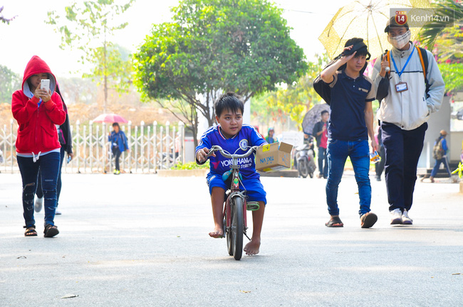 Vượt khuyết tật bé gái K'ho 8 năm đến trường bằng đôi chân của bố Vuot-khuyet-tat-be-gai-kho-8-nam-den-truong-bang-doi-chan-cua-bo
