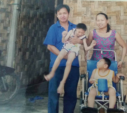 Vợ cũ ông bố nuôi 2 con bại não lên tiếng: Khi lòng hảo tâm bị lợi dụng một cách nhẫn tâm Vợ cũ ông bố nuôi 2 con bại não lên tiếng: Khi lòng hảo tâm bị lợi dụng một cách nhẫn tâm