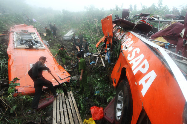 Xác xe khách gặp tai nạn ở Lào Cai ngày 1/9. Ảnh: Nguyễn Khánh (Tuổi Trẻ)