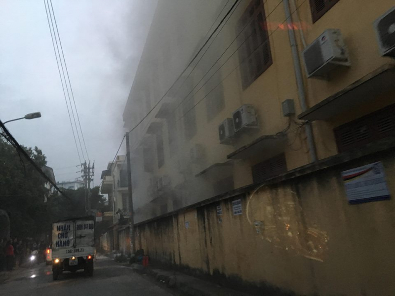 Hải Phòng: Cháy trường tiểu học do đốt rác ngoài khuôn viên