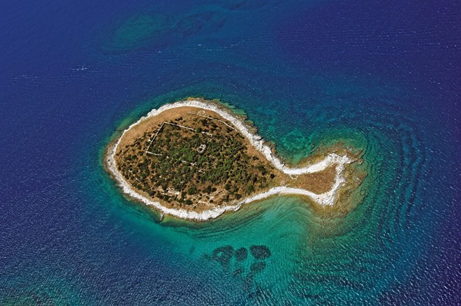Đảo hình cá, Croatia: Đây là hòn đảo đẹp nhất thuộc quần đảo Brijuni, quần đảo gồm 14 hòn đảo nhỏ phía bắc biển Adriatic. Đây còn là địa điểm khảo cổ quan trọng của thế giới với 200 dấu chân khủng long được phát hiện