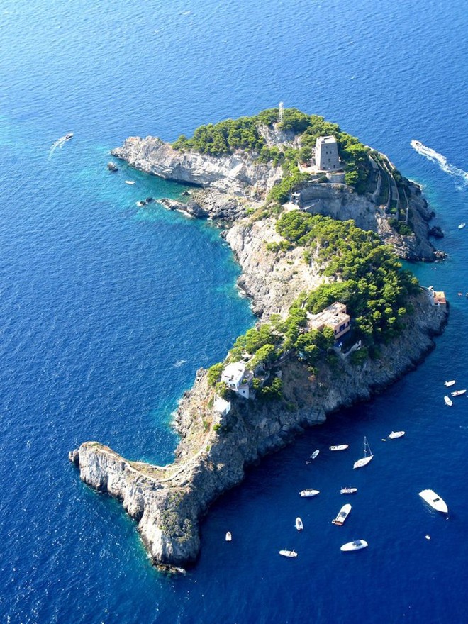 Đảo hình cá heo, Italy: Đảo Sirenuse nằm ở bờ biển Amalfi, phía nam Italy, giữa đảo Capri và làng Positano. Đảo còn có tên là Li Galli, nổi tiếng với các khu nghỉ dưỡng, khách sạn và cũng là địa điểm lặn biển yêu thích của nhiều du khách