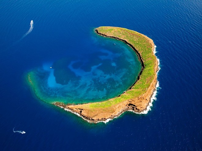 Đảo hình bán nguyệt, Hawaii, Mỹ. Molokini là ngọn núi lửa hình lưỡi liềm do một phần chìm dưới dòng kênh Alalaleiki, nằm giữa đảo Maui và Kaho'olawe. Ngoài là nơi trú ngụ cho tàu thuyền tránh bão, đảo còn có những rạn san hô tuyệt đẹp cùng nhiều loài động thực vật quý hiếm