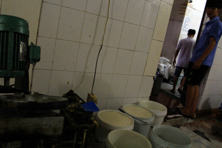 Những thùng phụ gia hòa lỏng này dùng để làm kem sữa dừa.