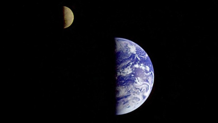 Nếu Trái đất ngừng quay, một nửa bề mặt Trái đất sẽ là ban ngày, nửa còn lại sẽ mãi mãi chìm trong bóng tối. Điều này sẽ ảnh hưởng trực tiếp tới các sinh vật sống, cụ thể là: tại nửa sáng, ánh sáng Mặt trời sẽ chiếu rọi 24/24h, động - thực vật trên Trái đất sẽ mất thời gian dài để thích nghi với điều kiện tự nhiên mới, đồng nghĩa với việc rất nhiều loài sẽ bị tuyệt chủng.