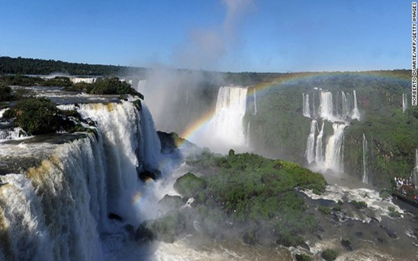 Thác nước Iguazu Falls được tạo thành từ hơn 270 thác nước riêng lẻ, chúng tạo nên hình thù một chiếc Họng quỷ, nằm trong công viên quốc gia Iguazu của Brazil, bạn sẽ nhìn thấy  khung cảnh tuyệt vời của thác nước.