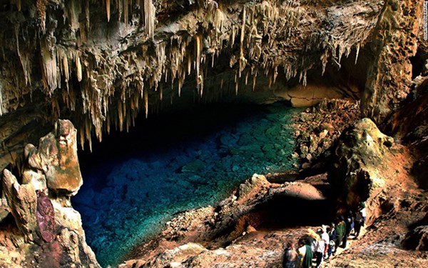 . Gruta do Lago Azul là một trong những hang động bị ngập nước lớn nhất thế giới. Mực nước ở dưới hang sâu tới hơn 60m. Các hang động chứa nhiều chứng tích phong phú từ thời tiền sử. Một đoàn thám hiểm Pháp-Brazil vào năm 1992 đã phát hiện hàng ngàn xương động vật thời tiền sử ở khu vực này.
