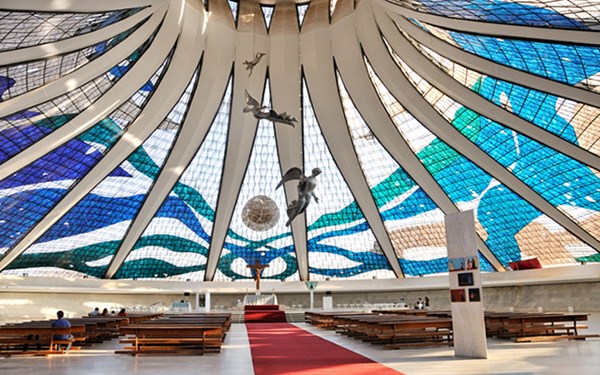Nhà thờ Brasilia có mái cao 40m với ánh sáng tự nhiên chiếu qua các ô kính màu. Nhà thờ độc đáo bởi cấu trúc mái vòm hình tròn bằng thủy tinh và thấp dần xuống tới tận sàn nhà. Thiết kế này được hỗ trợ bởi 16 cột trụ cong. Nhà thờ có thể chứa tới 4.000 người.