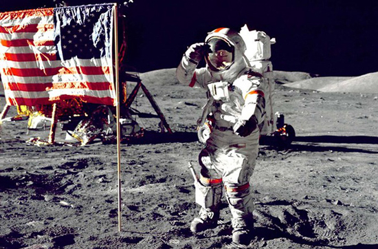 Cernan giơ tay chào trước lá quốc kỳ Mỹ được cắm trên Mặt trăng. Ảnh: NASA